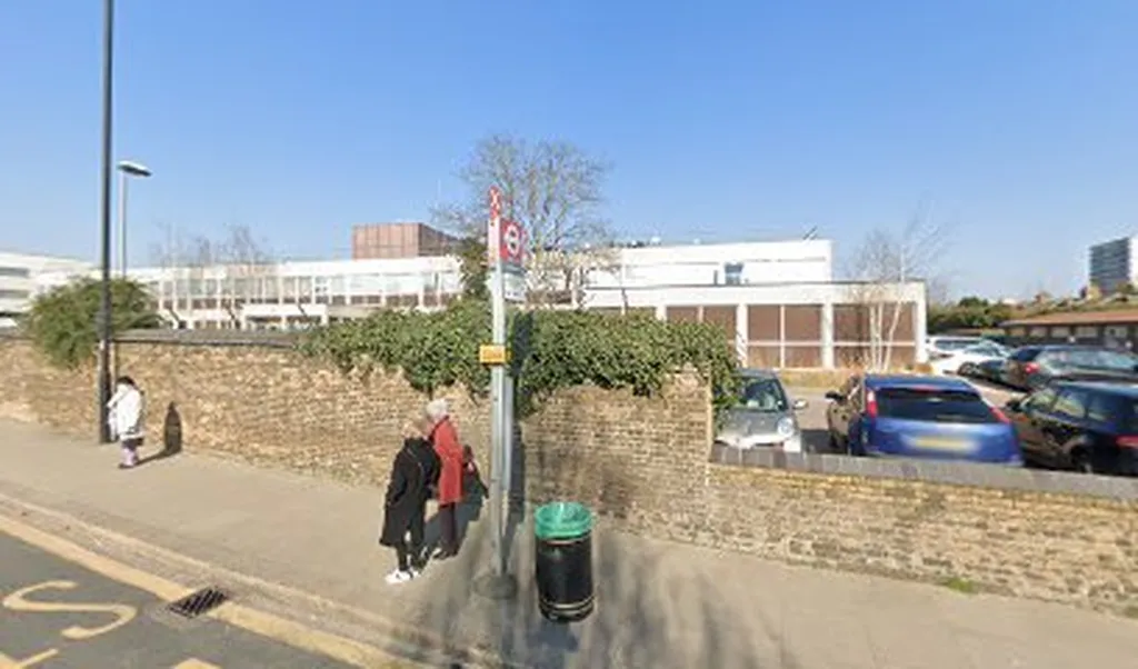 Hawthorn Road (Stop X)