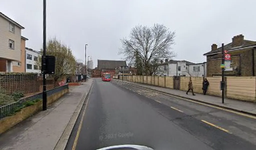 Hogarth Crescent (Stop L)