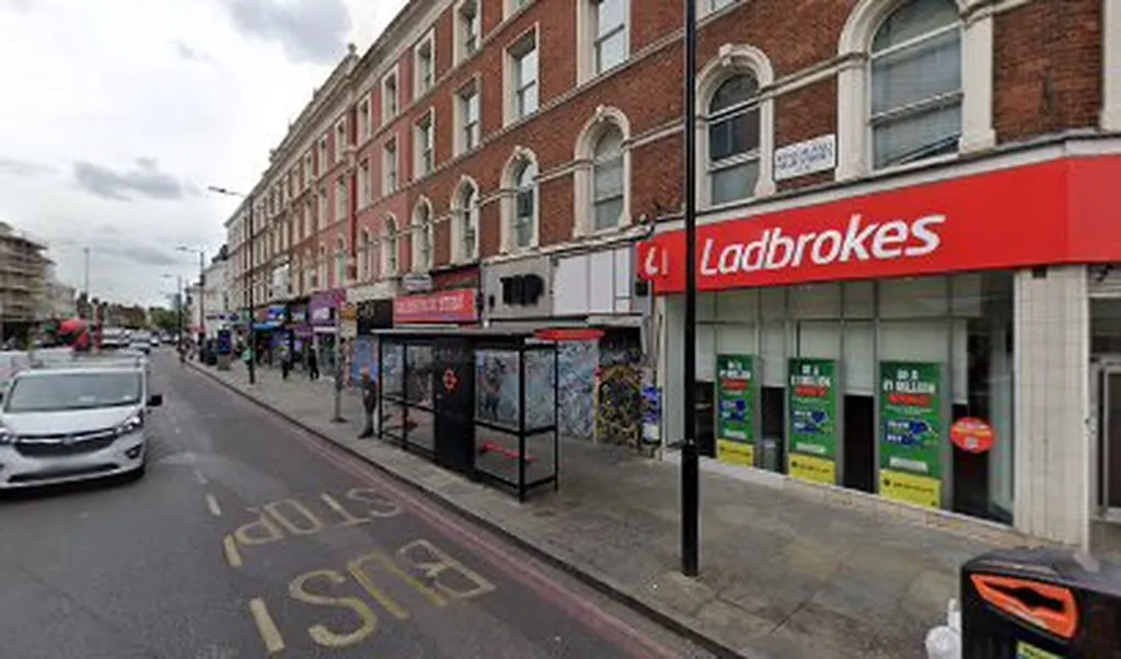 Kingsland High Street (Stop L)