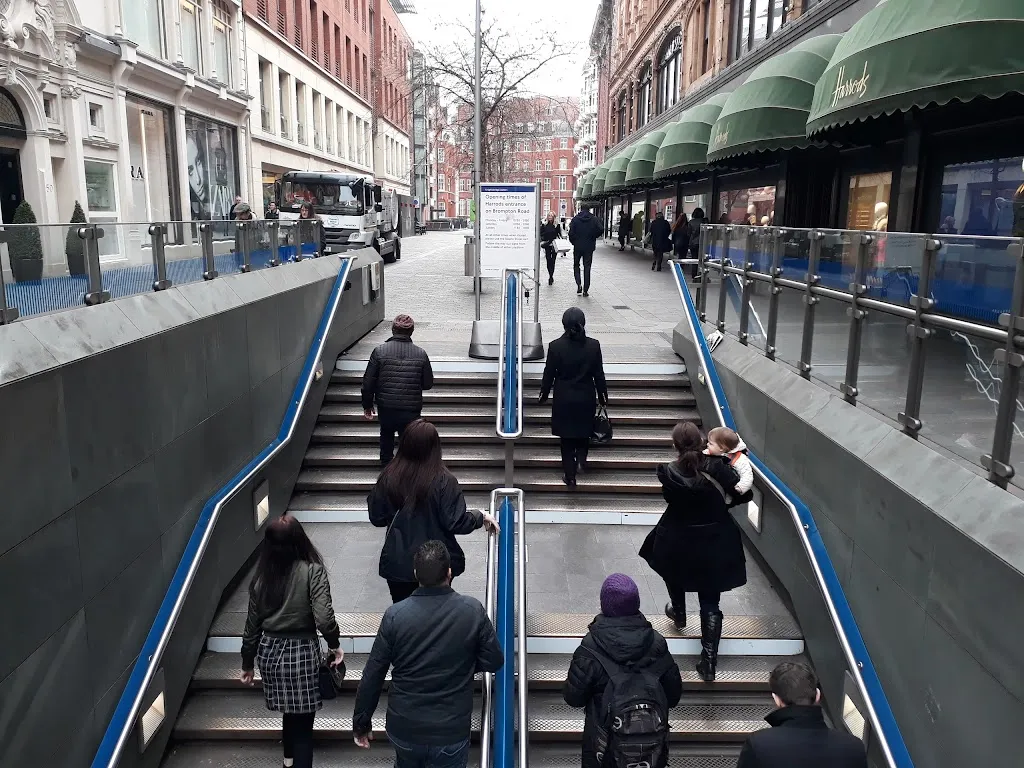 Knightsbridge Station / Harrods (Stop KC)
