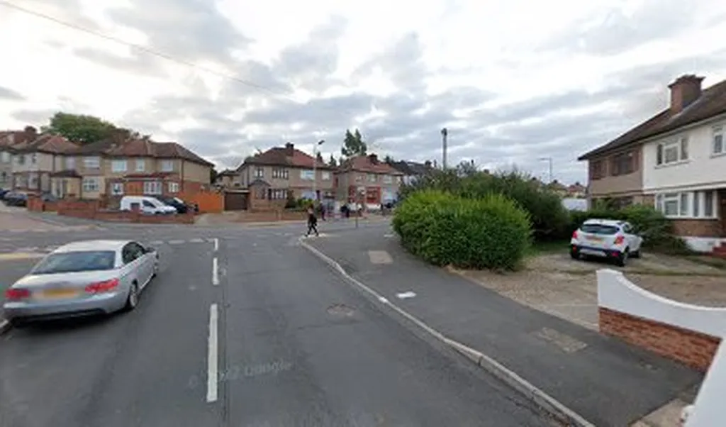 Larchwood Avenue (Stop EA)
