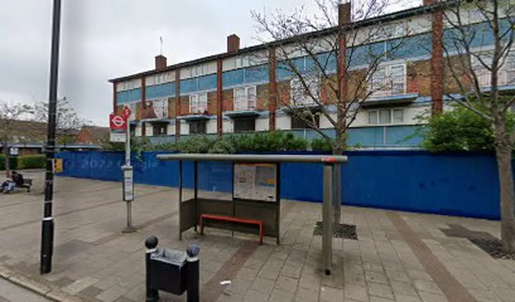 Leslie Road / Custom House Station (Stop E) 1 Leslie Road / Custom House Station (Stop E)