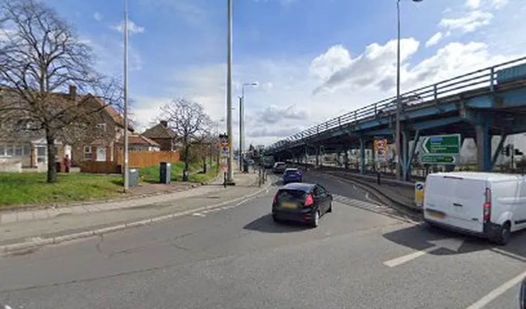 Lodge Avenue (Stop N)