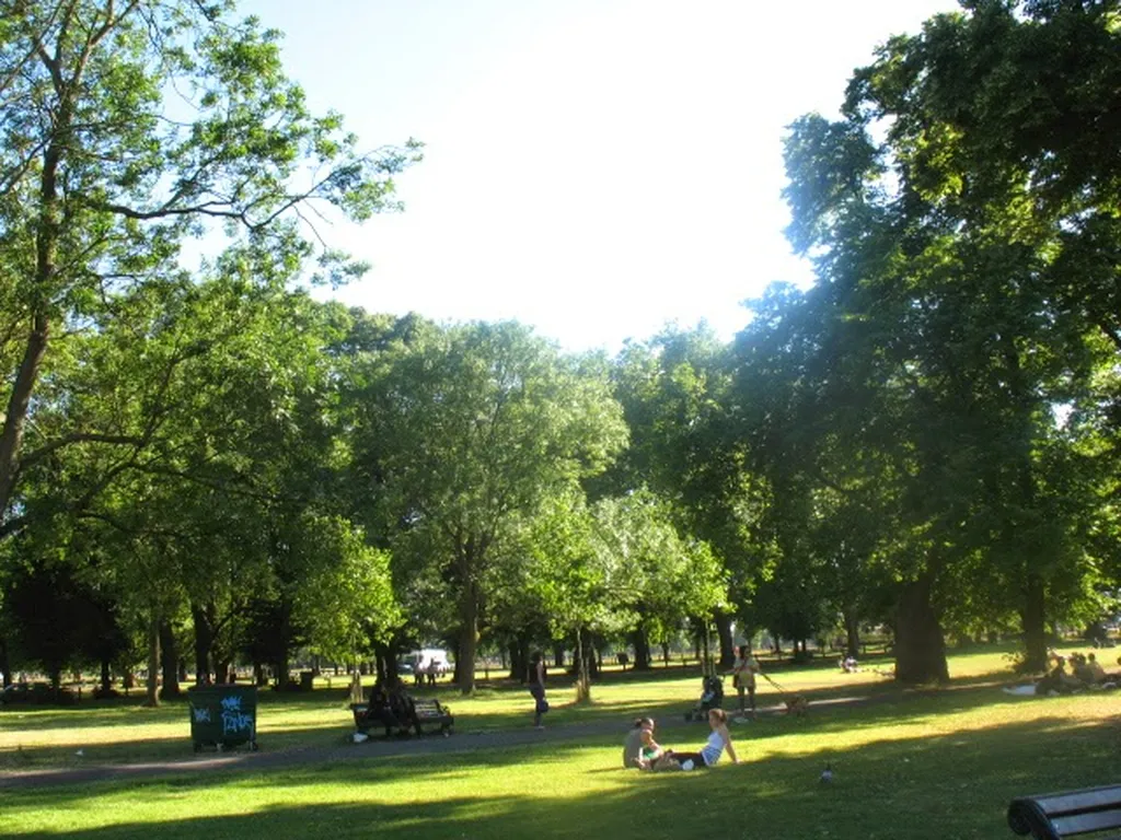 Long Road / Clapham Common (Stop L)