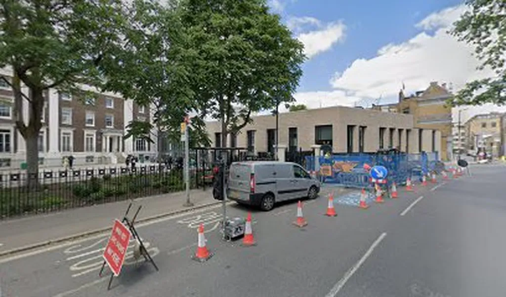 Marshalsea Road (Stop BH)