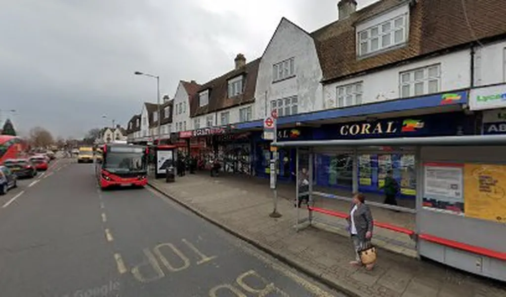 Martins Corner / Valence Avenue (Stop WS)