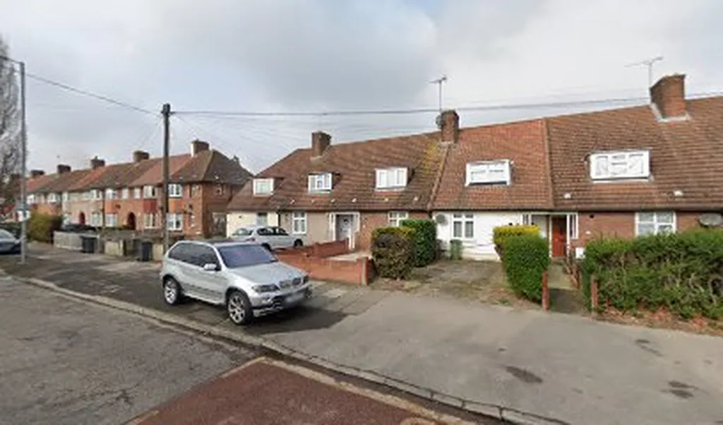 Mayesbrook Road (Stop UT)