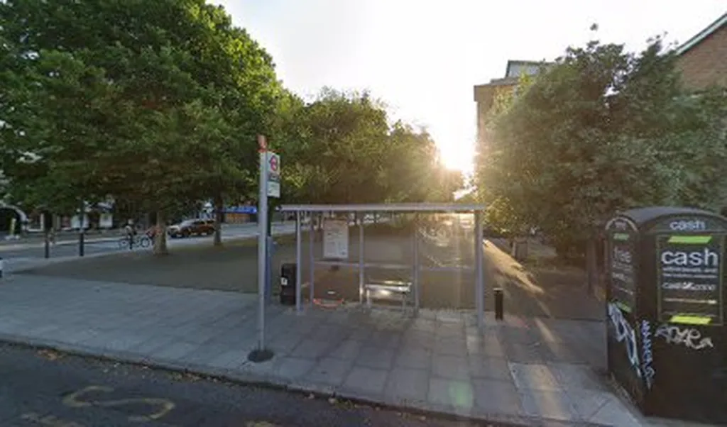 Mile End Road (Stop L)