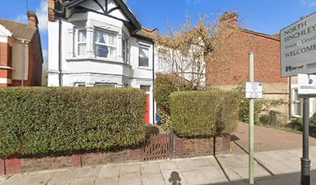 North Finchley High Road (Stop J)