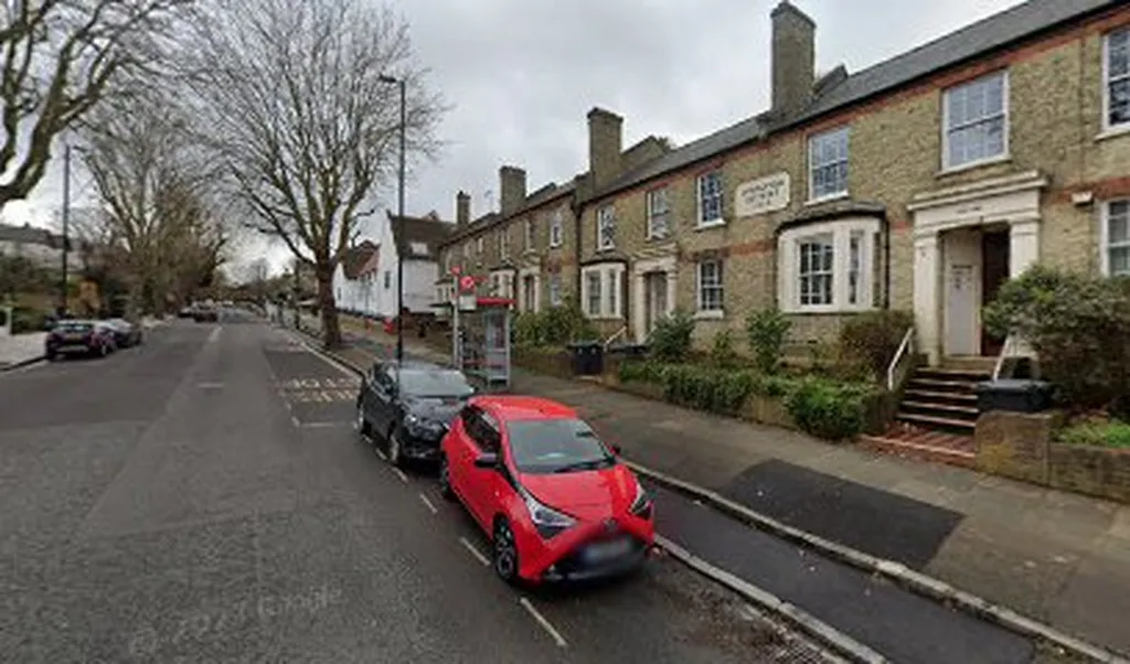 North Hill Avenue (Stop M)