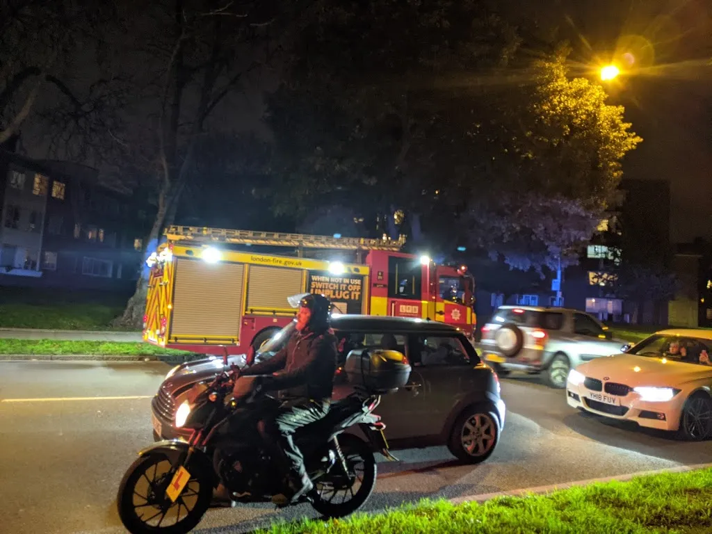 Poynders Road / Kings Avenue (Stop V)