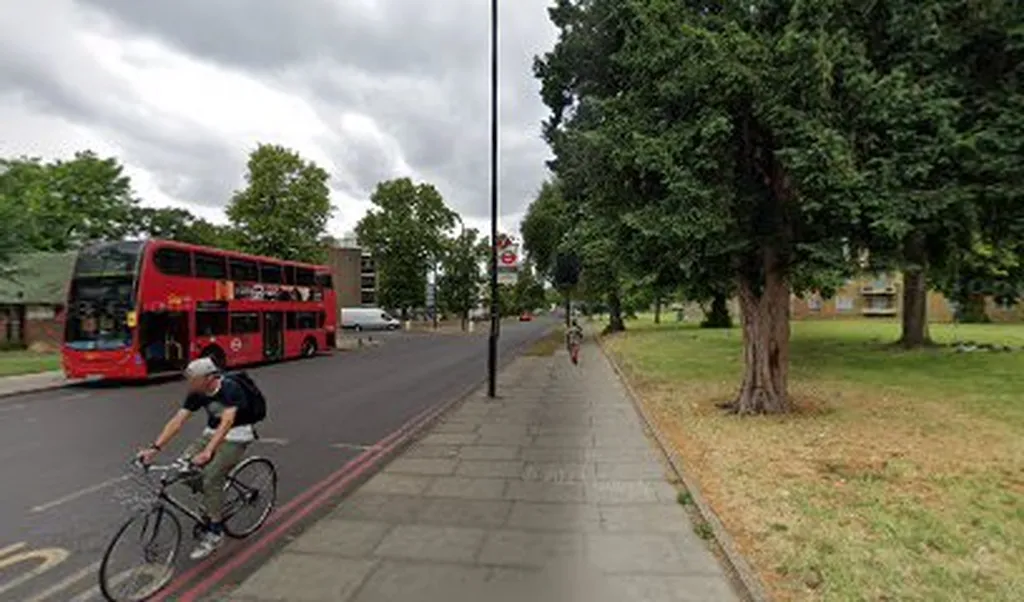 Poynders Road / Kings Avenue (Stop Y)