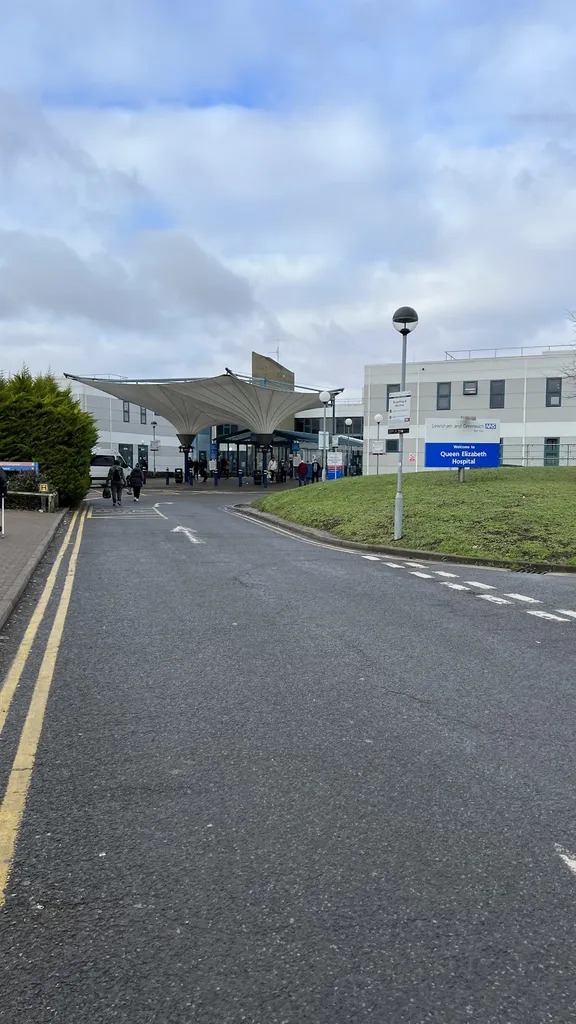 Queen Elizabeth Hosp Main Entr (Stop H1)