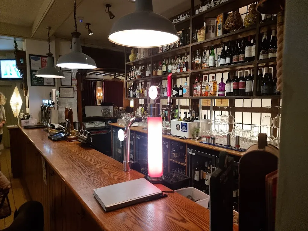 Queens Head Pub & Kitchen, Gastropub, BBQ, Smokehouse, Garden
