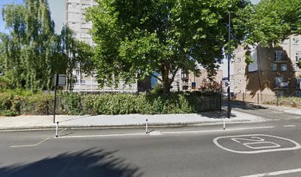 Queensbridge Road / Brownlow Road (Stop QK)