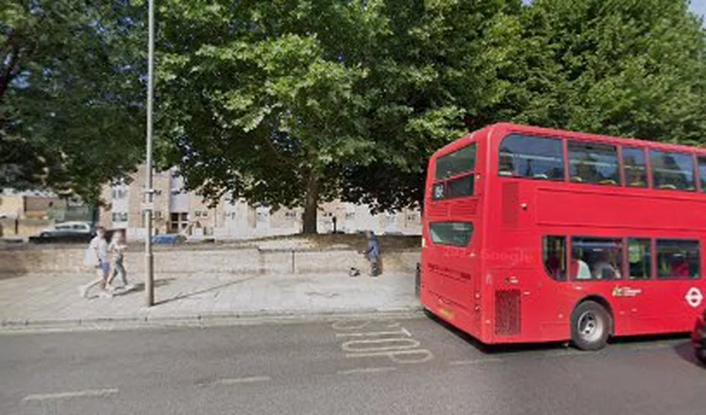 Queenstown Road / Wandsworth Road (Stop Q)