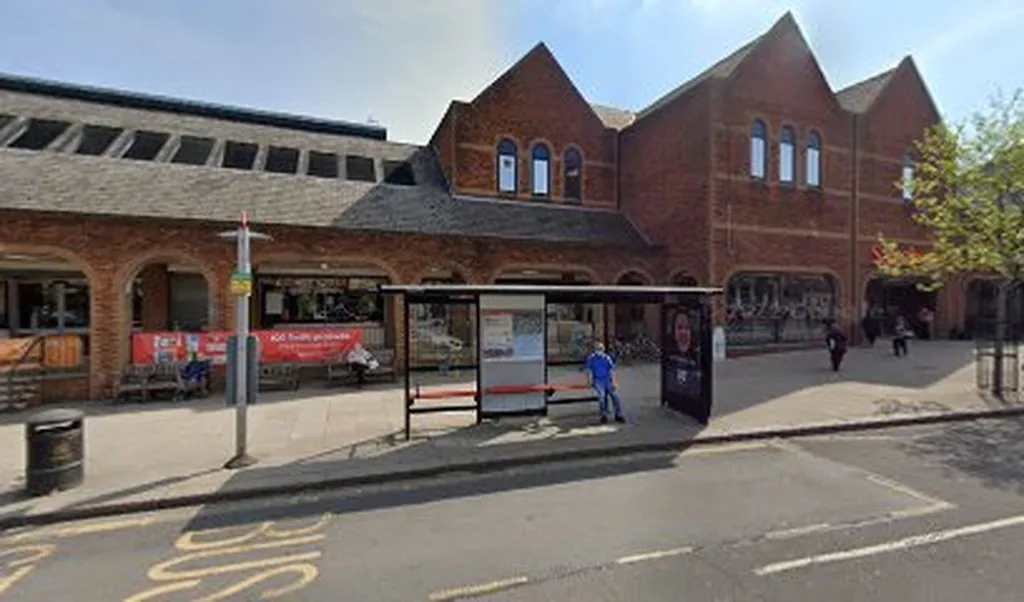 Ravensdale Avenue (Stop A)