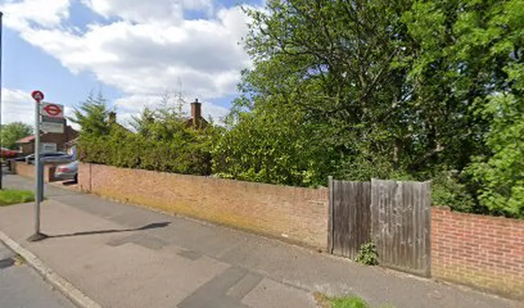 Riddlesdown School / Riddlesdown Station (Stop A)