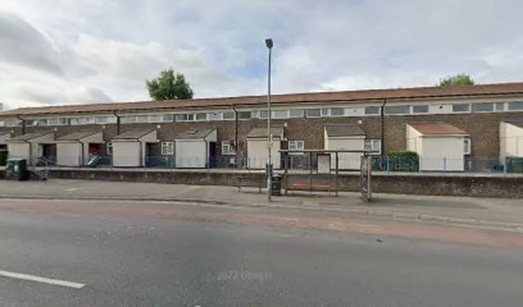 Roundshaw / Phoenix Centre (Stop R)