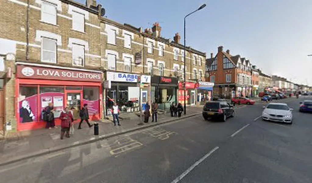 Ruskin Avenue (Stop B)