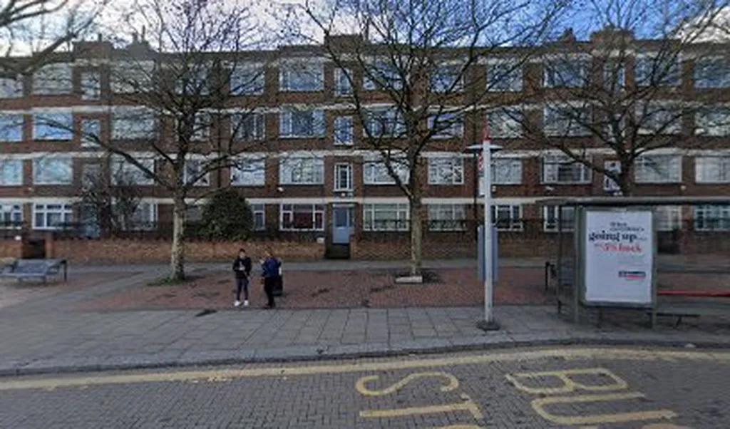 Squires Lane (Stop L)
