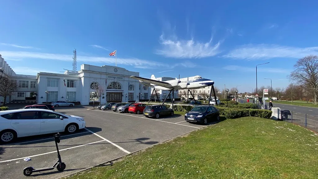 The Colonnades / Croydon Airport