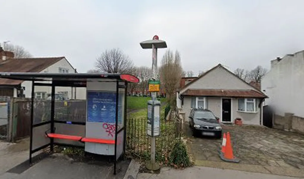 The Crescent (Stop S)