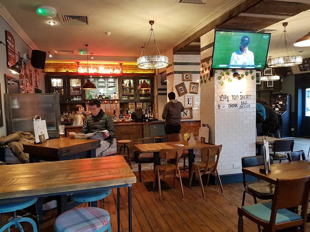 The Green Pub, Shepherds Bush