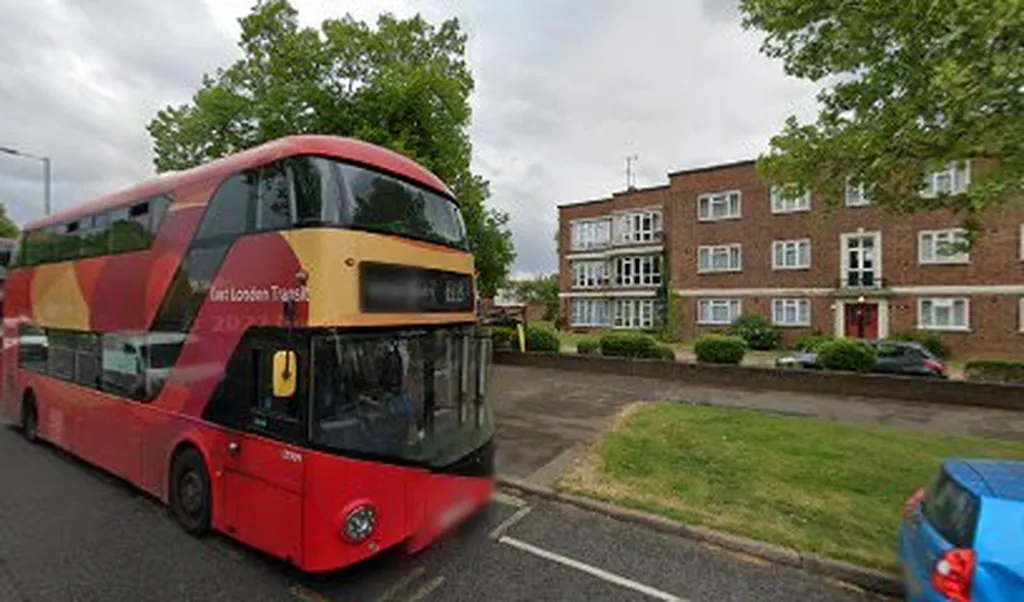 Thurlestone Avenue (Stop UE)