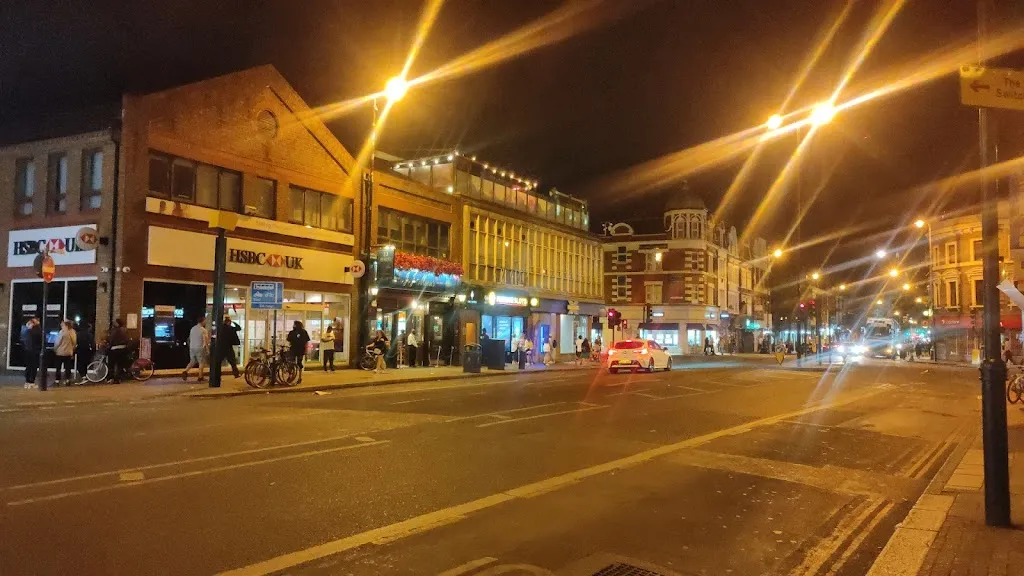 Tooting Broadway / South Thames College (Stop K)