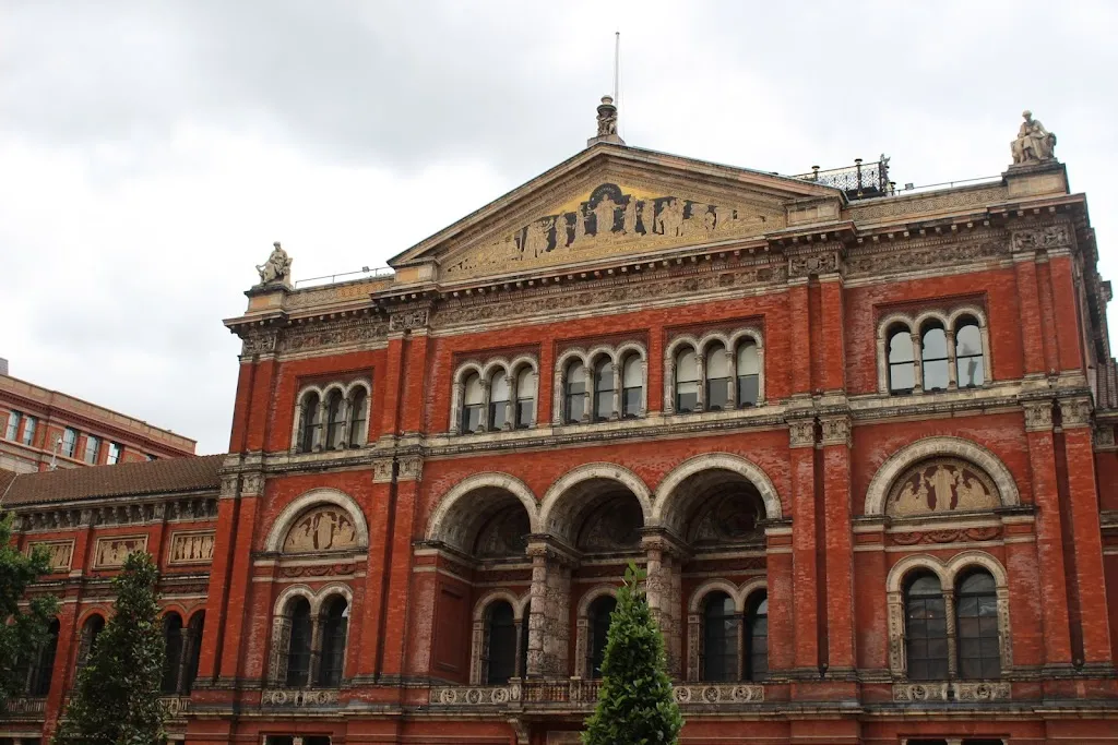 Victoria and Albert Museum (Stop N)