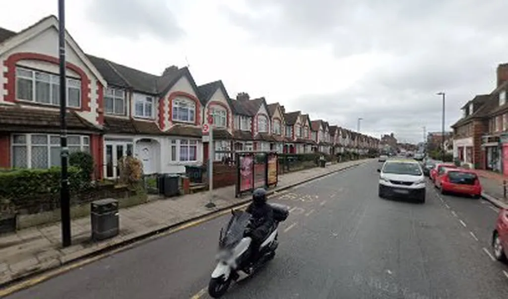Waltheof Avenue (Stop LK)