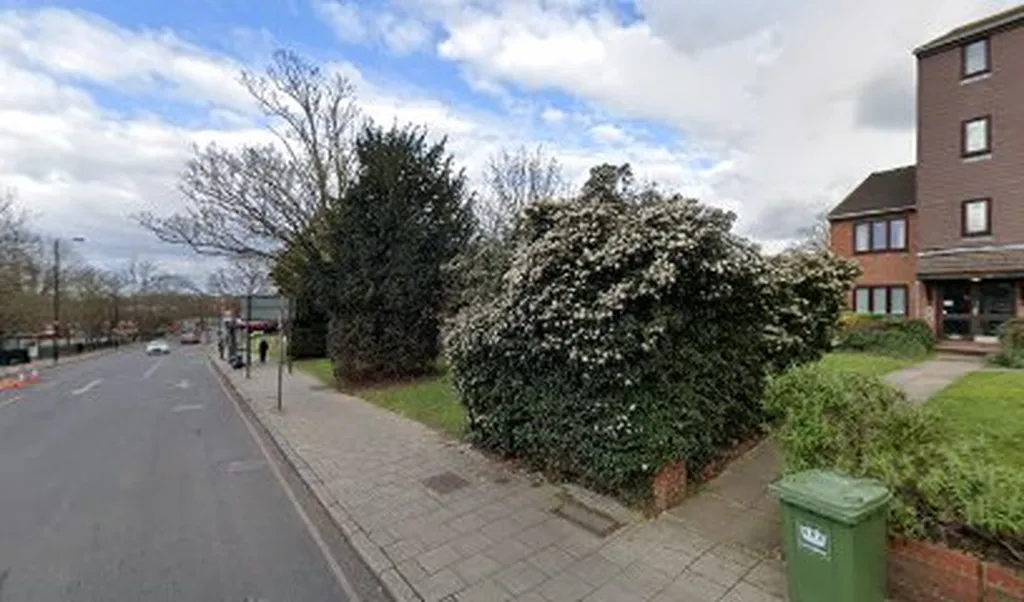 Westhorne Avenue (Stop D)