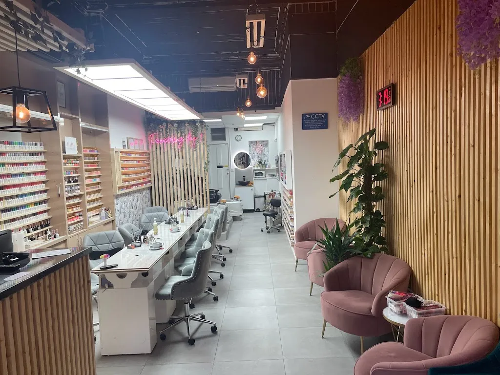 Deluxe Nails & Beauty