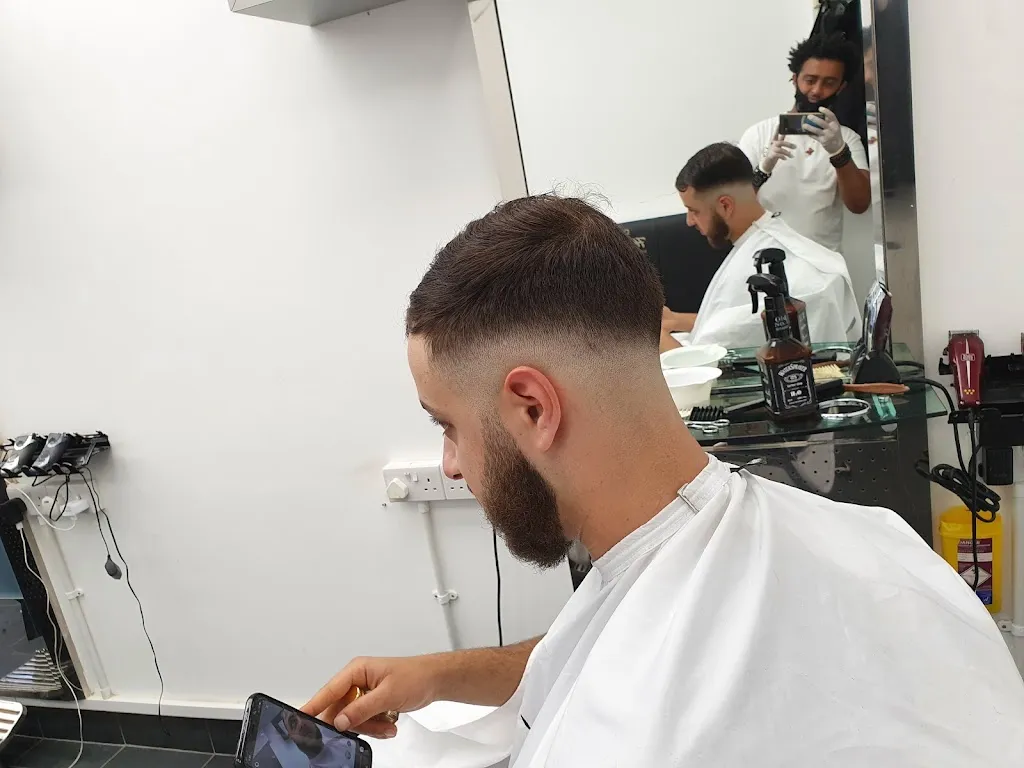 Henry's Unisex Salon