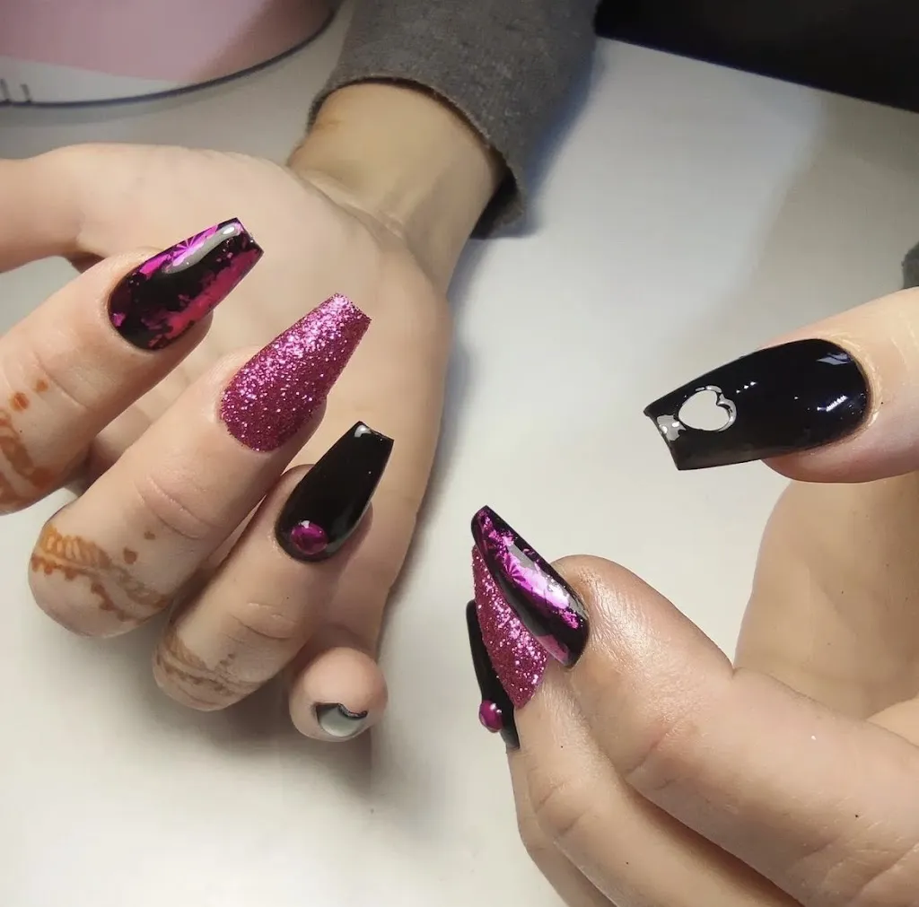 Kitty Nails & Gems