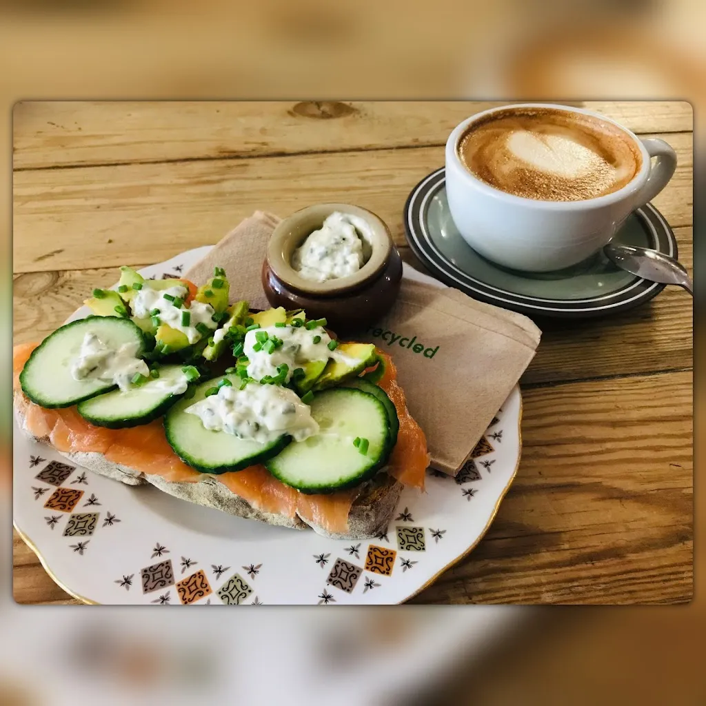 Loafing cafe