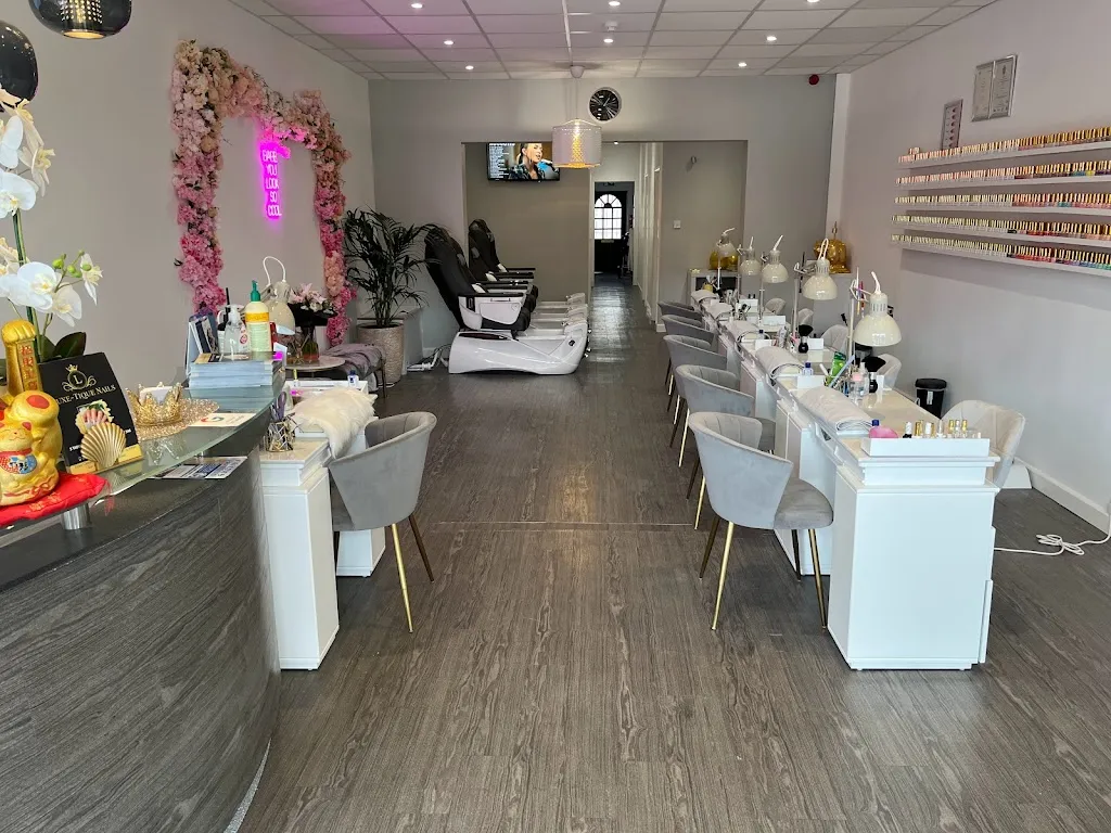 Luxe-Tique Nails