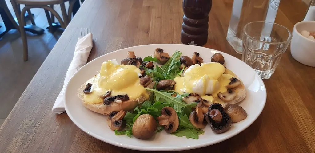 Moons Cafe & Bar