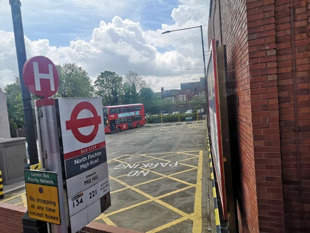 North Finchley High Road (Stop H)