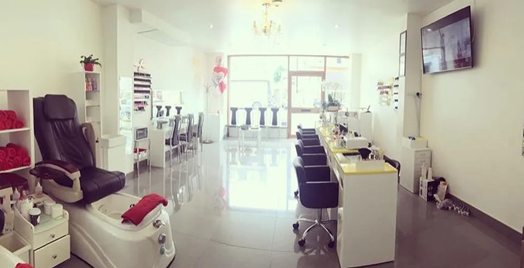 Royal Nails And Beauty