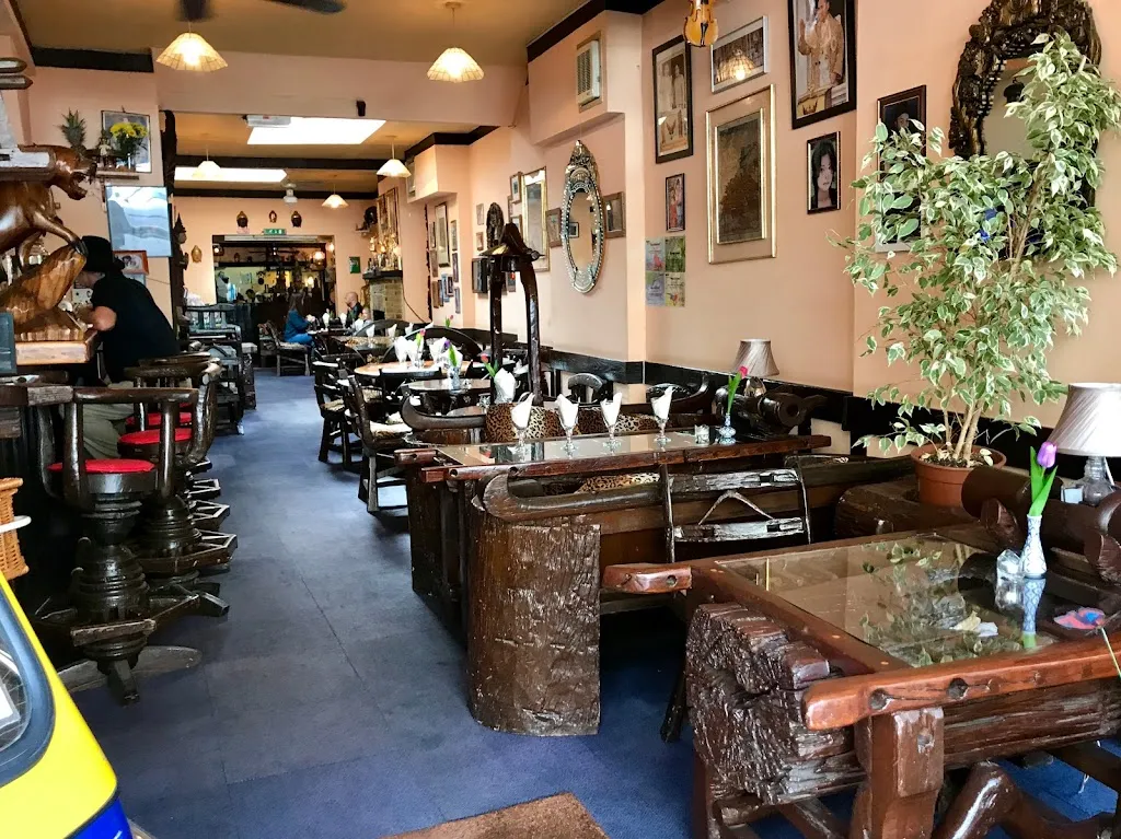 Cats Cafe des Artistes Thai Restaurant