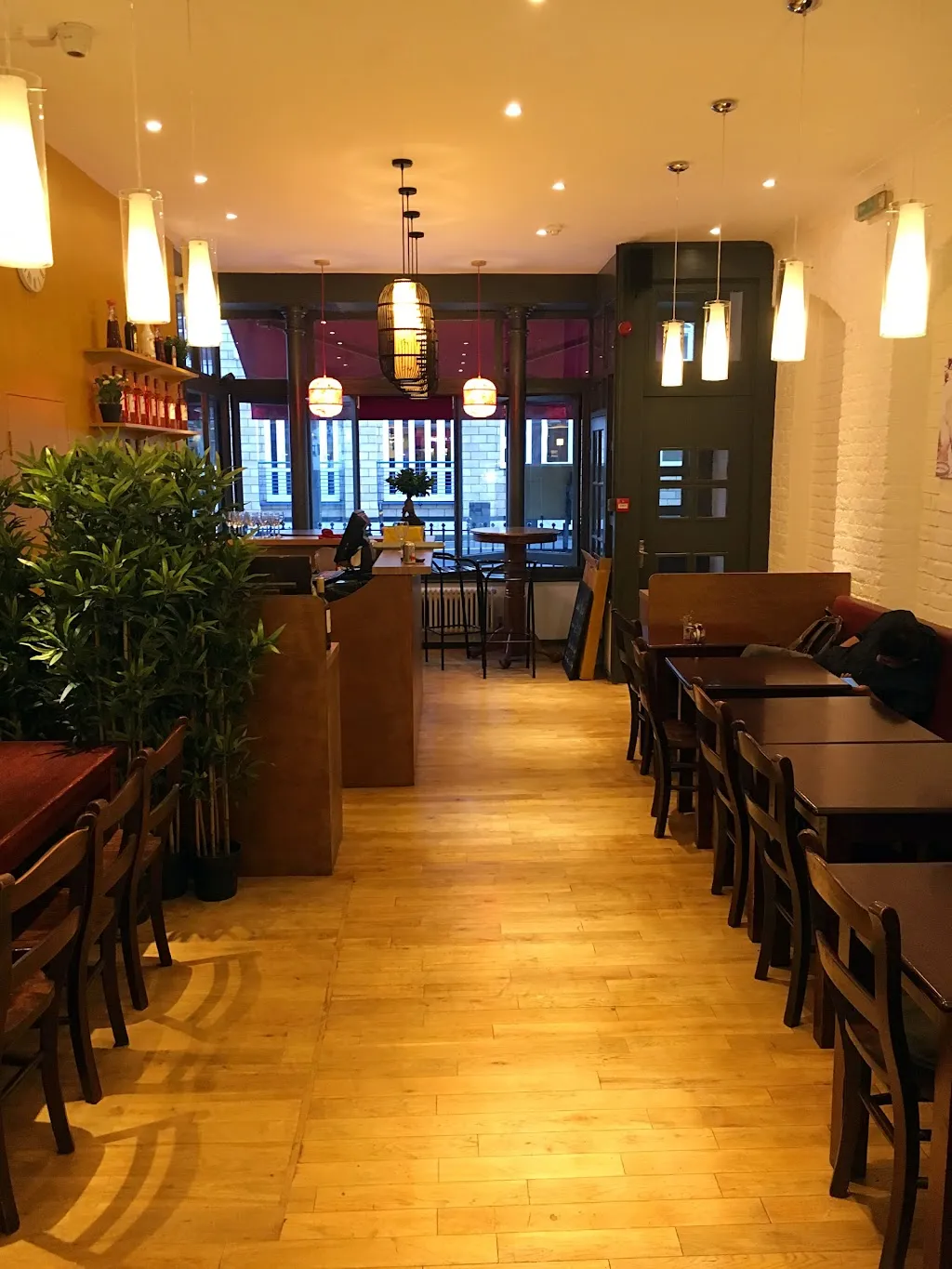 Lin's Restaurant & Bar