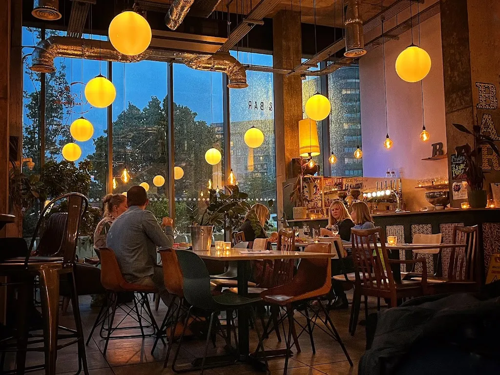 Lisa’s Bar & Feasts