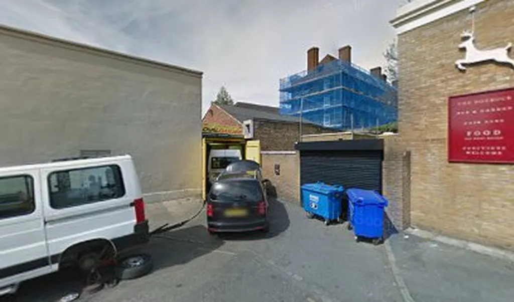 Oval Garage