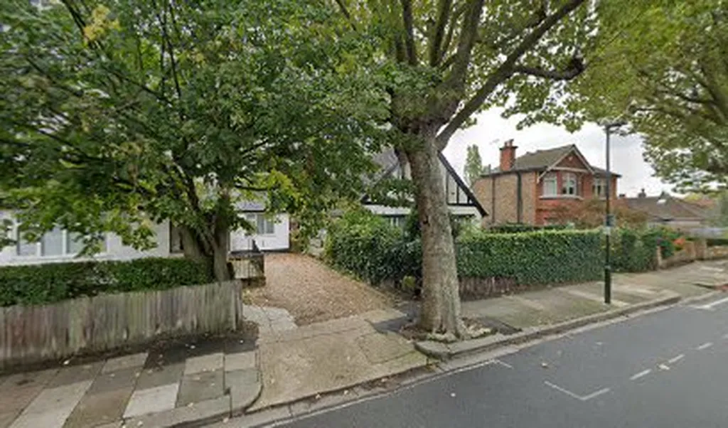 Beales Dr W