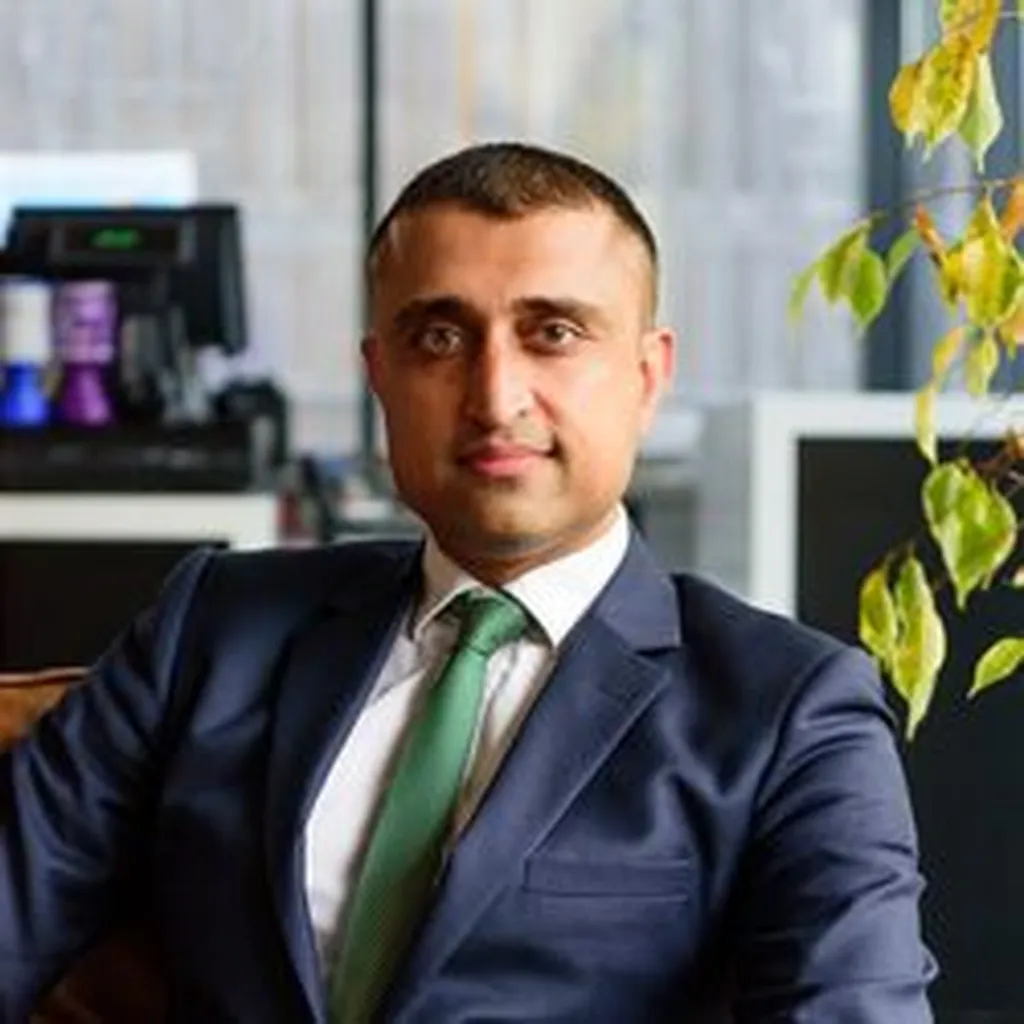 Mr Vivek Gulati - Consultant Orthopaedic Hip and Knee Surgeon