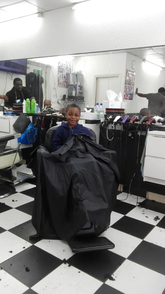 Hollywood Unisex Salon