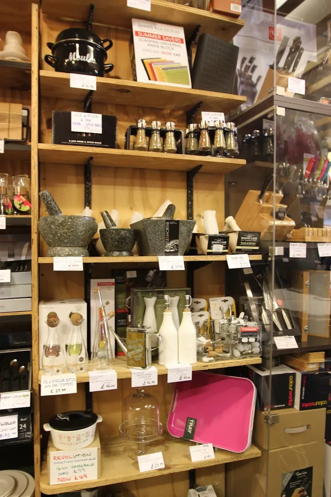 Season cookshop + cooking school