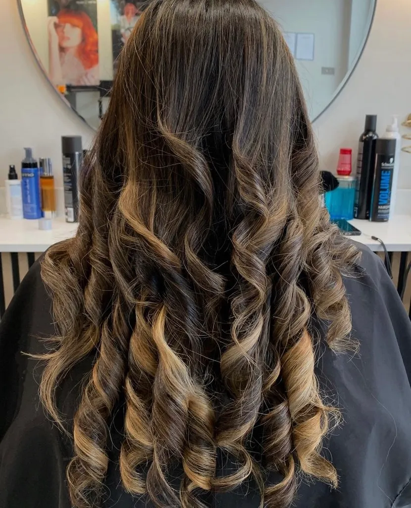 VICTORIA REIGN HAIR & TANNING SALON